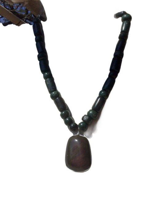 Pendentif Obsidienne arc en ciel manto huichol mentogochol  velours, collier perles de jade